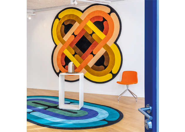 Porte ouverte sur l'intérieur du showroom Diacasan Edition